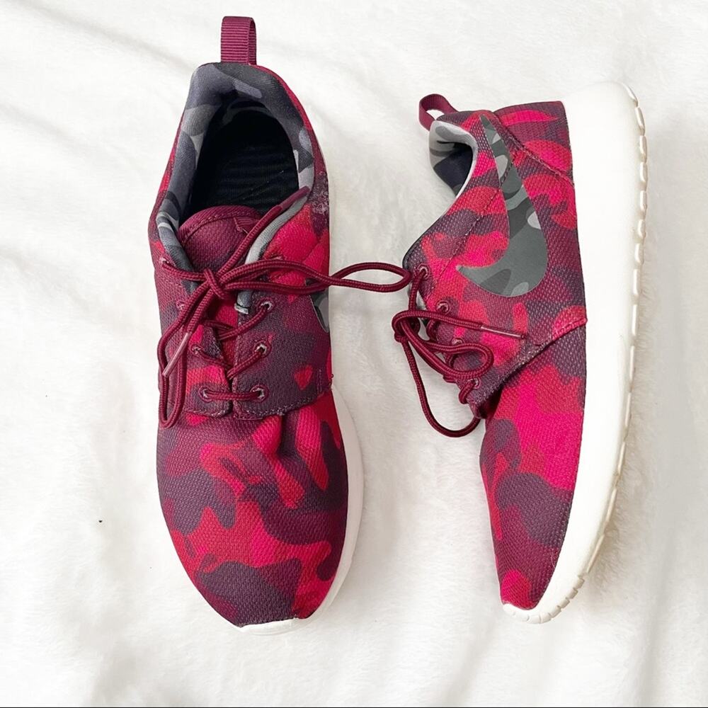 Nike Roshe Run One red camouflage print running sneaker size 7 athletic